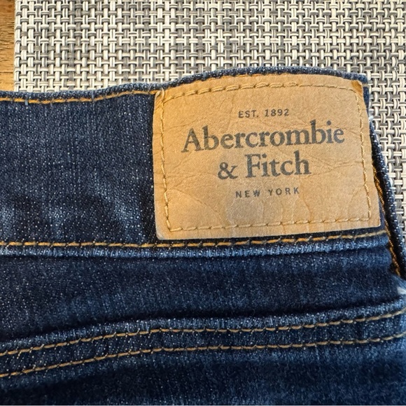 Abercrombie & Fitch Low Rise Denim shorts size 4 27”, NWOT - Picture 3 of 4